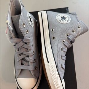 New women’s Converse Sz 8 shoes Light Gray High-Tops leather